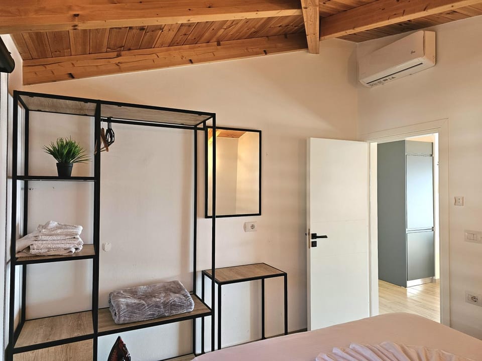 Bed, Bedroom, wardrobe, air conditioner