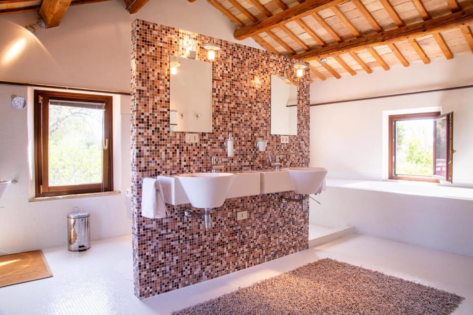 Bathroom, towels
