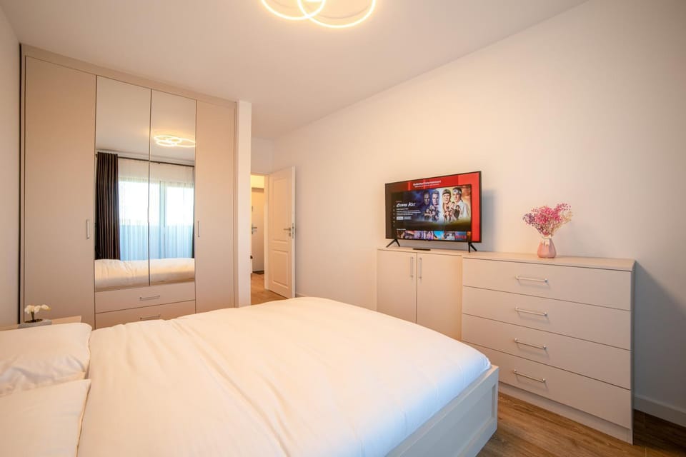 Bed, TV and multimedia, Photo of the whole room, Bedroom, wardrobe
