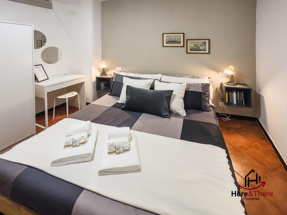 Bed, Library, Photo of the whole room, Bedroom, locker, towels, air conditioner, air conditioner