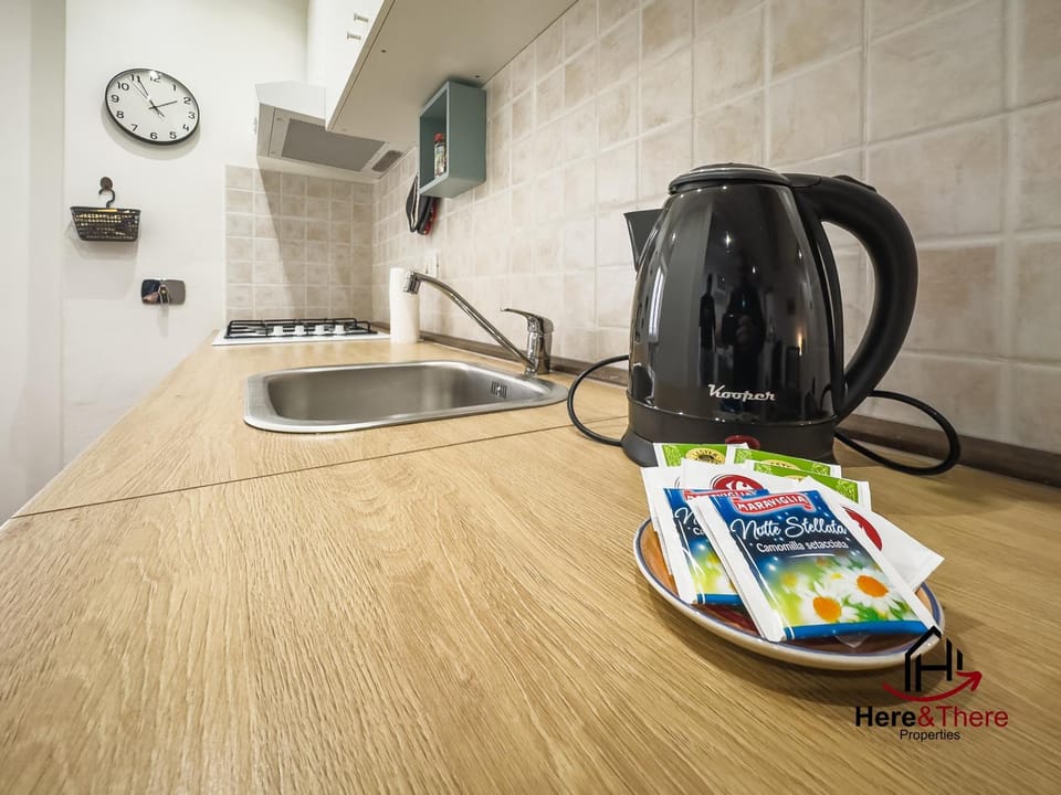 Coffee/tea facilities, Kitchen or kitchenette, Photo of the whole room, stove