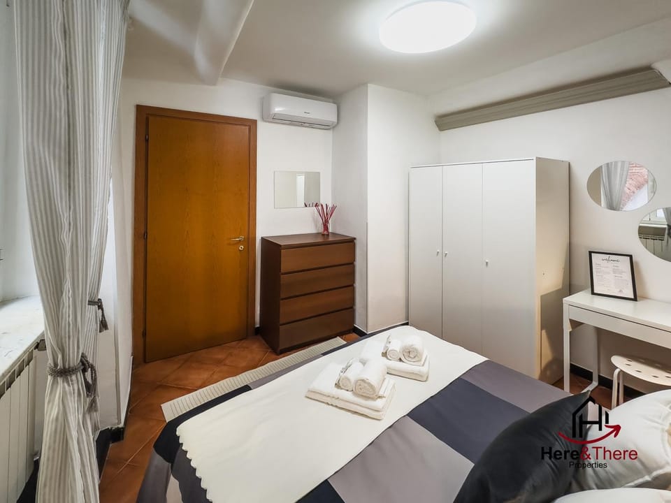 Bed, Photo of the whole room, Bedroom, locker, locker, microwave, towels, wardrobe, air conditioner, air conditioner