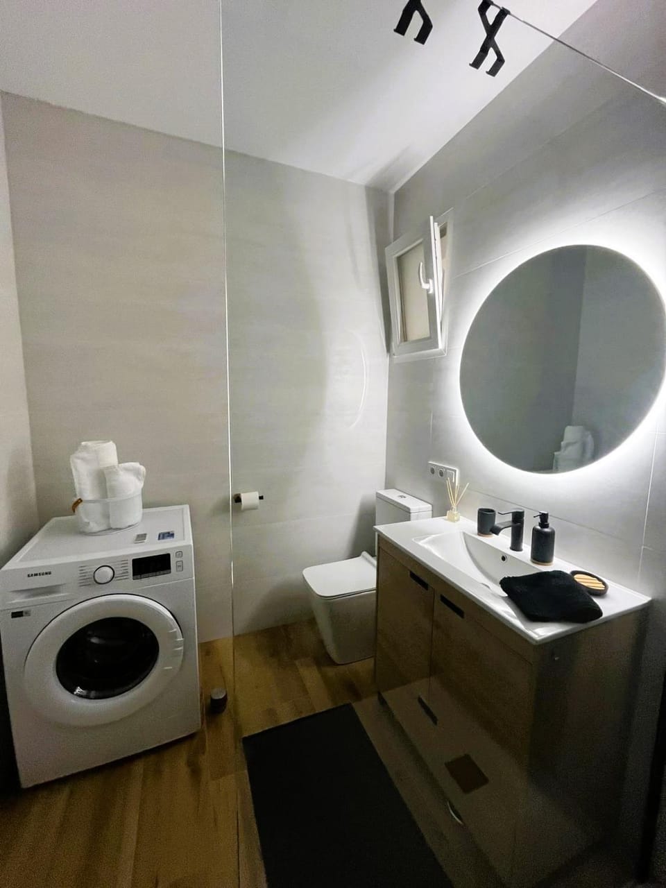 Bathroom, towels, washing machine