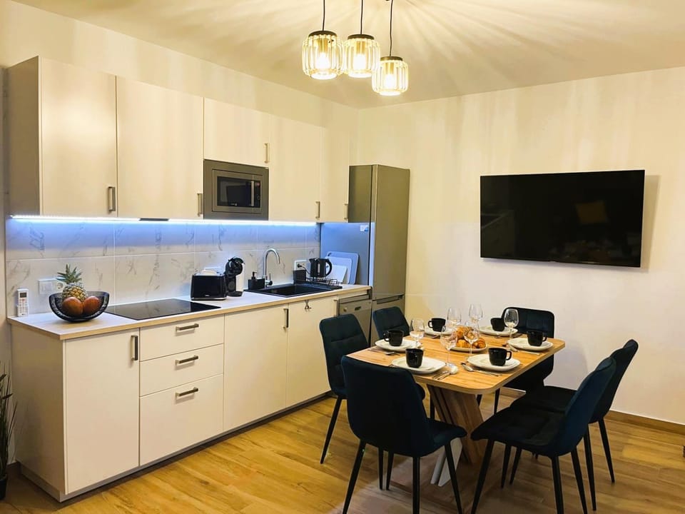Kitchen or kitchenette, Dining area, stove