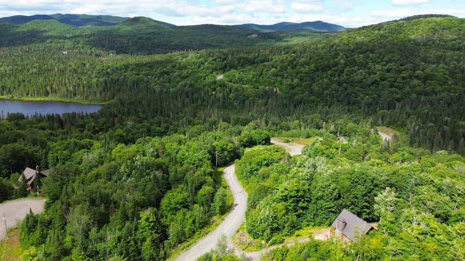 Le Charme BabyFoot SPA SmarTV Retreat Private domain Chalet in Ontario