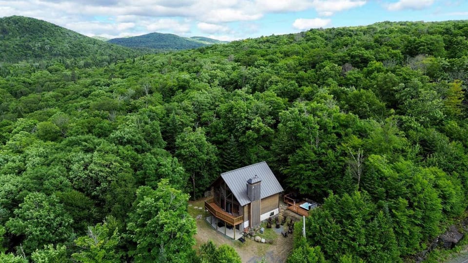 Le Charme BabyFoot SPA SmarTV Retreat Private domain Chalet in Ontario