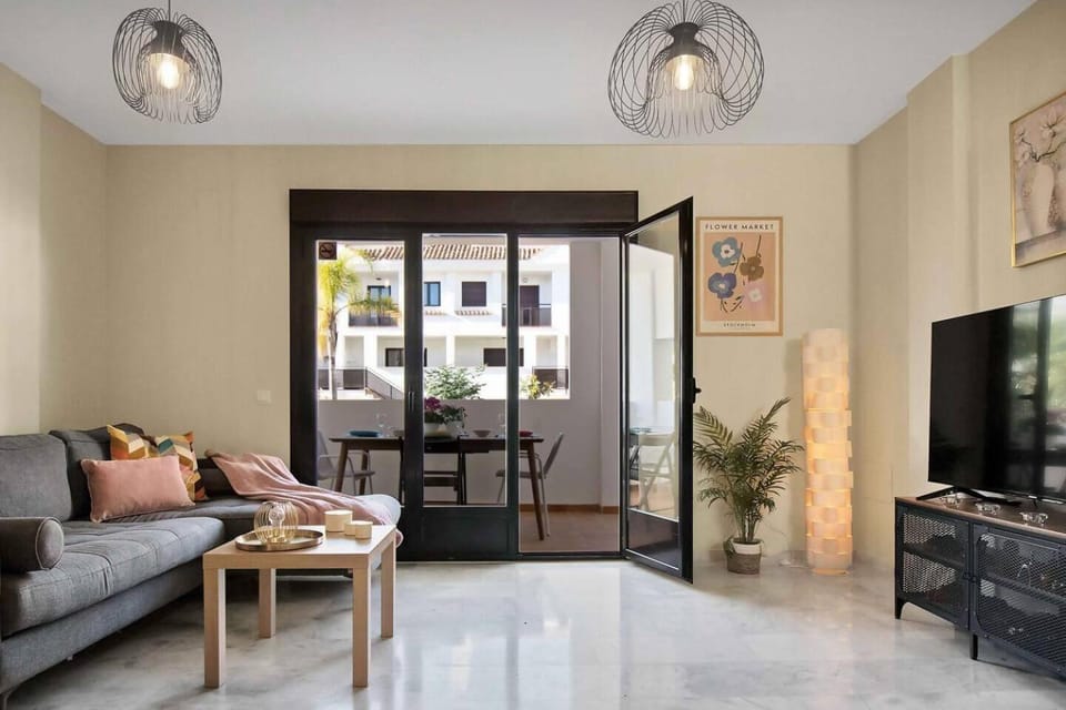 Casa Sur: Spacious & stylish 4BR by the sea House in Sitio de Calahonda