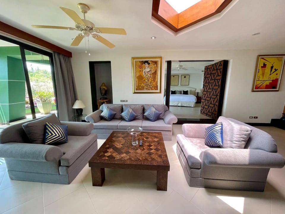 Living room, Seating area
