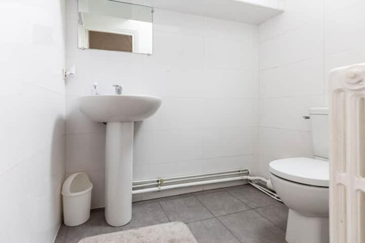 Maison Briand - Petite chambre chez l'habitant - Melun Centre - Wifi, Netflix, Smart TV, Lit à mousse mémoire de forme Vacation rental in Île-de-France
