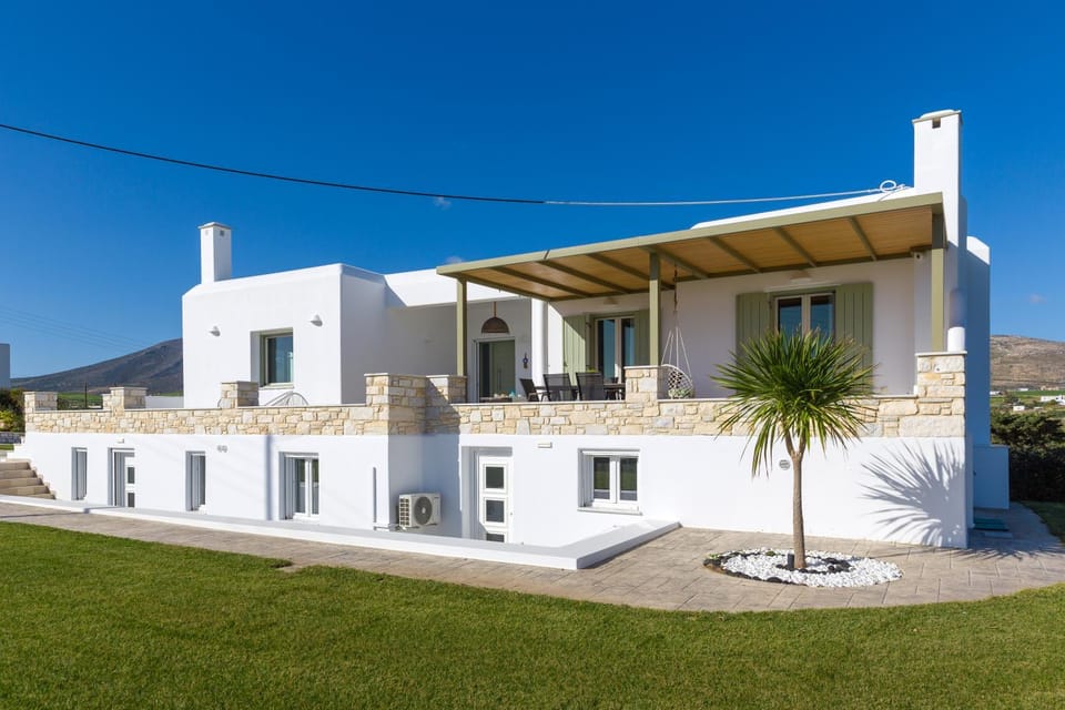 Property building, Day, Garden, Balcony/Terrace