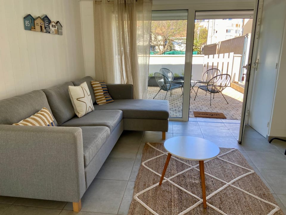 Patio, Living room