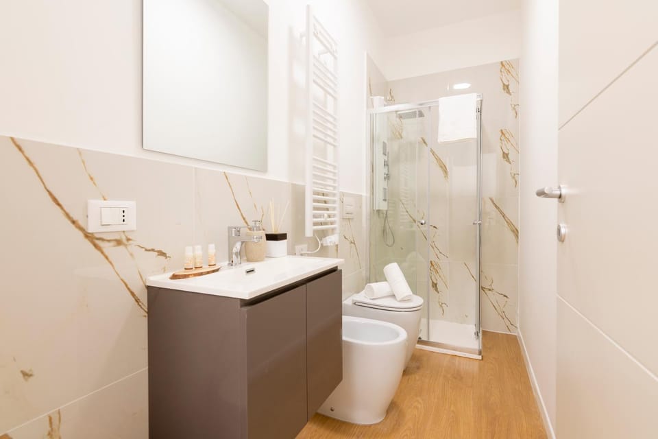Shower, Toilet, Bathroom, bidet, towels