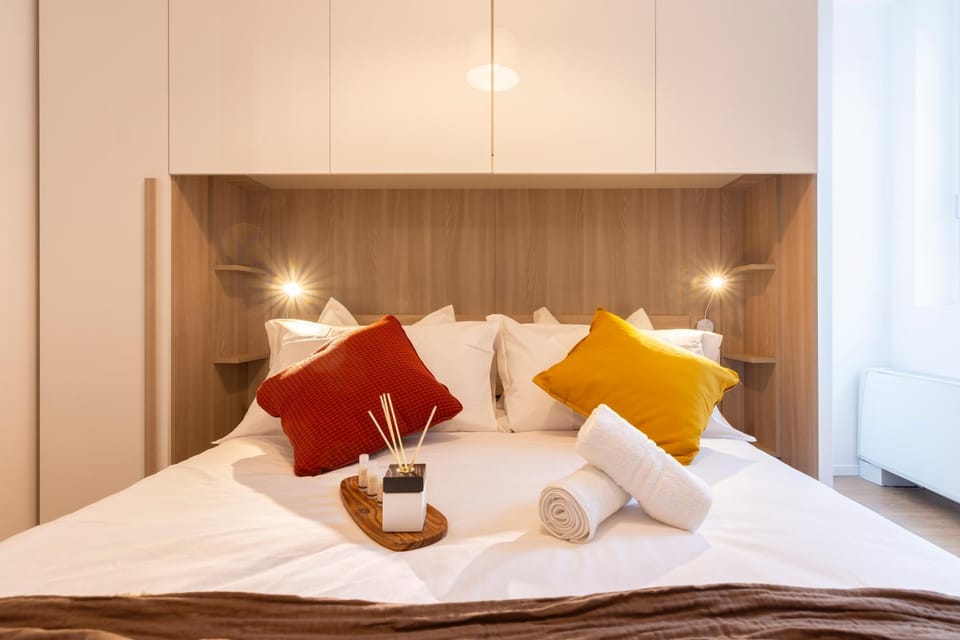 Bed, Photo of the whole room, Bedroom, towels