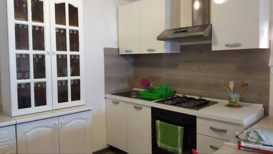 Kitchen or kitchenette, pet friendly, stove