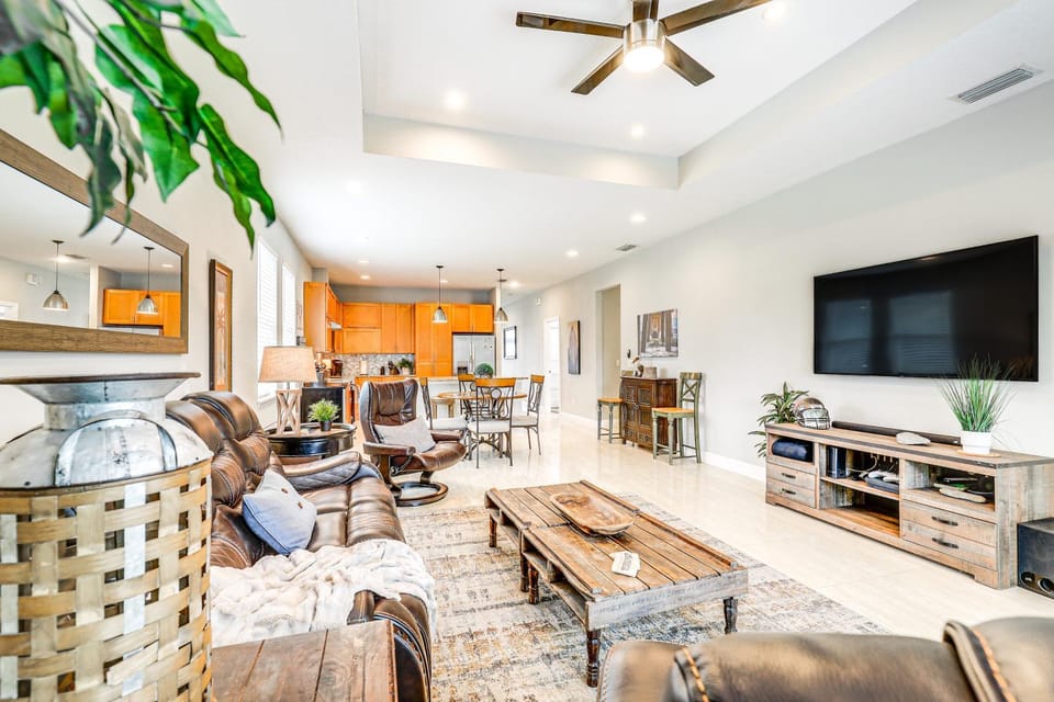 Tampa Home w/ Fire Pit, Yard, Cornhole + More! House in Tampa