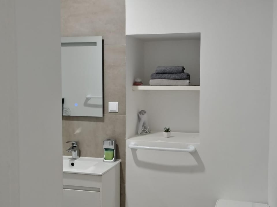 Bathroom, towels