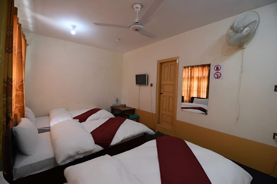 Bed, TV and multimedia, Photo of the whole room, Bedroom