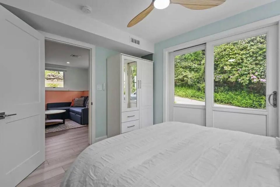 Little Creek Retreat Private hot tub & yard - RIBryan Properties House in Middletown