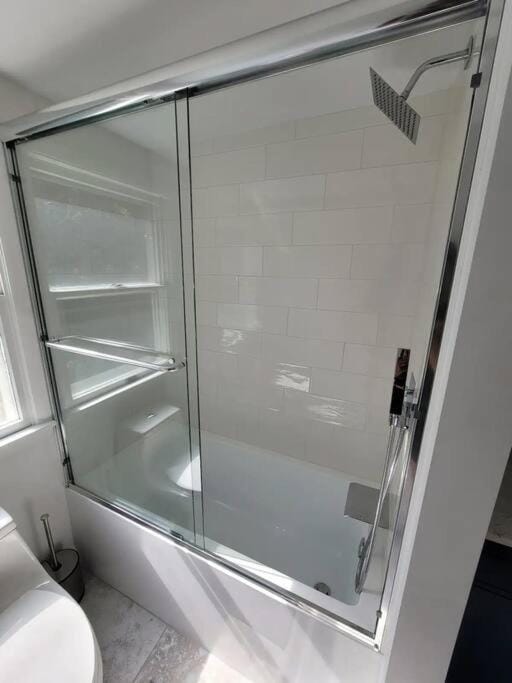 Little Creek Retreat Private hot tub & yard - RIBryan Properties House in Middletown