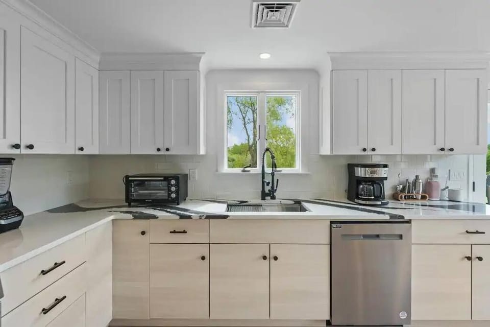Little Creek Retreat Private hot tub & yard - RIBryan Properties House in Middletown