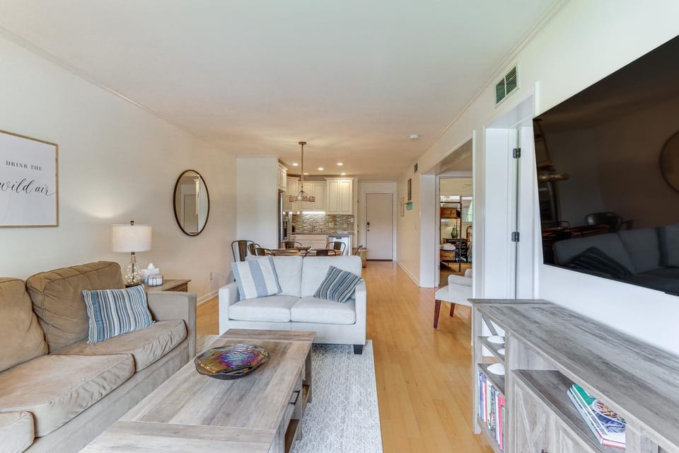 Hilton Head Condo w/ Deck - Walk to Beach & Pool! House in Hilton Head Island