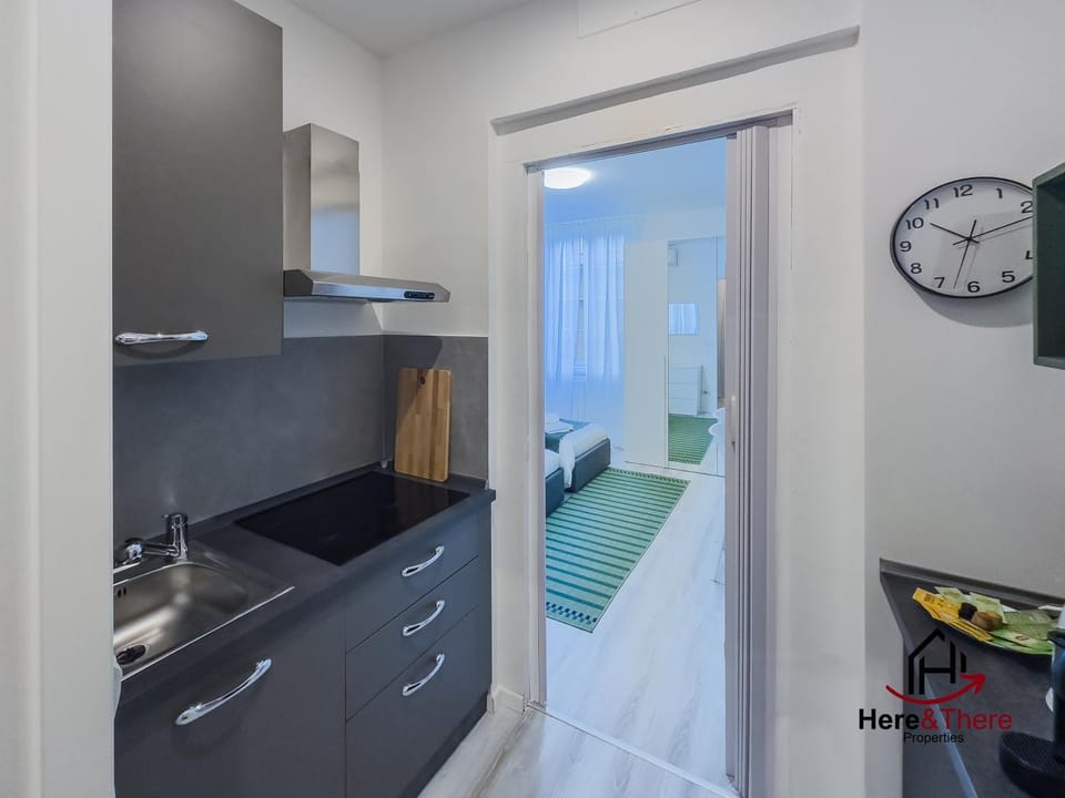 Kitchen or kitchenette, Photo of the whole room, minibar, stove