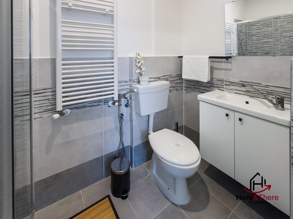 Shower, Toilet, Bathroom, towels