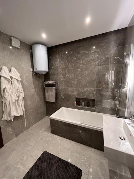 Shower, Bathroom, Bath, towels