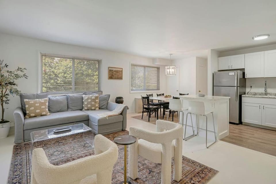 Crystal City Boutique Flats 2BR - Free Parking 2878 Apartment in Crystal City