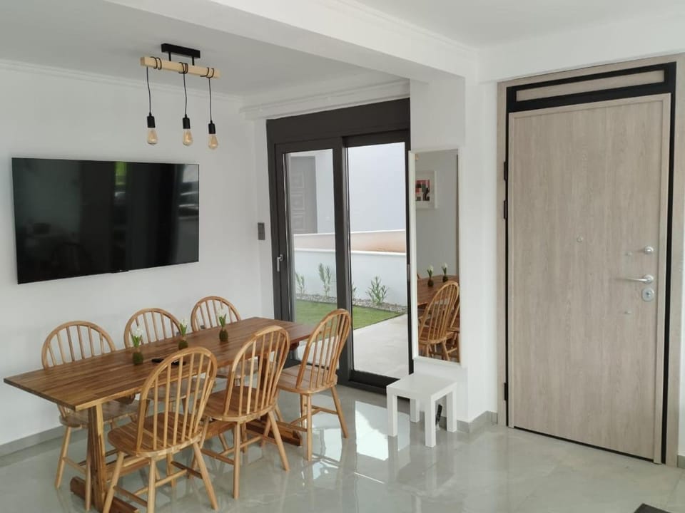 TV and multimedia, Living room, Seating area, Dining area