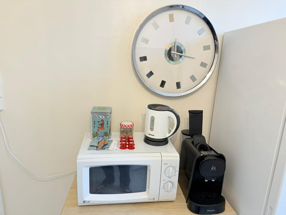 Coffee/tea facilities, microwave