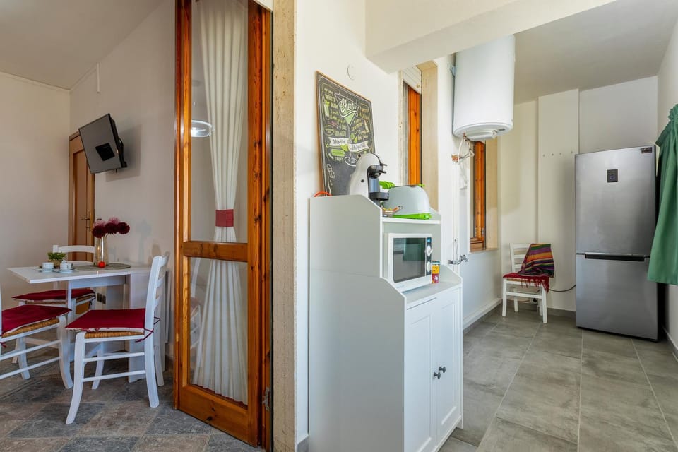 Kitchen or kitchenette, oven