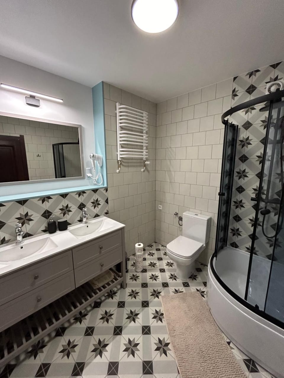 Shower, Toilet, Bathroom, towels