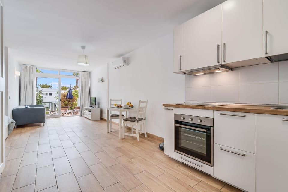 Kitchen or kitchenette, Dining area, oven, pet friendly, stove