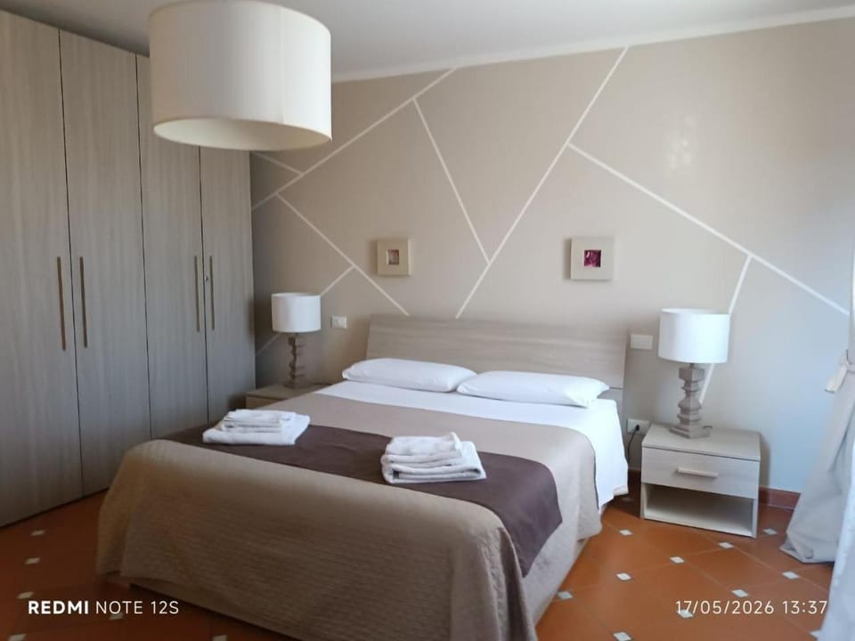Bed, TV and multimedia, Photo of the whole room, Bedroom, internet, towels, wardrobe, air conditioner