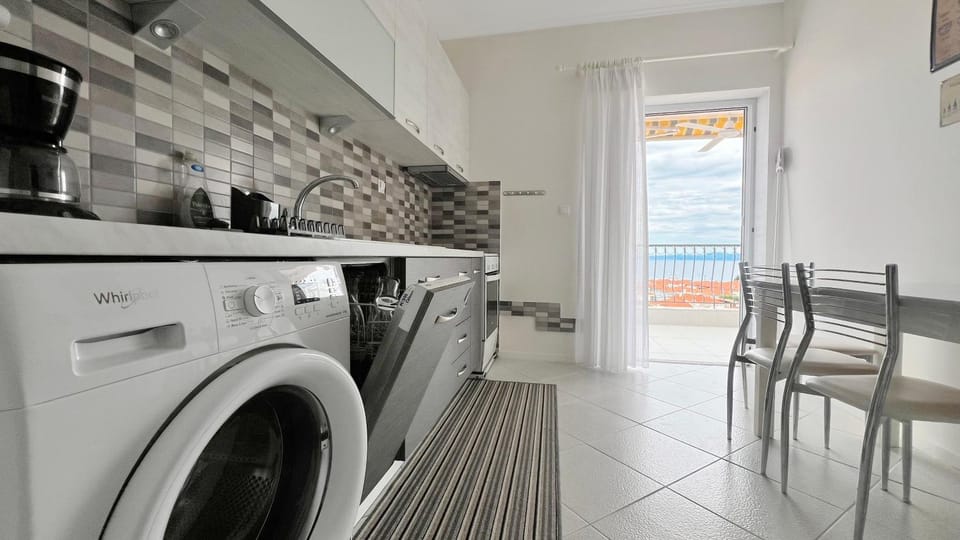 View (from property/room), Dining area, City view, dishwasher, oven, pet friendly, stove, stove, washing machine, washing machine