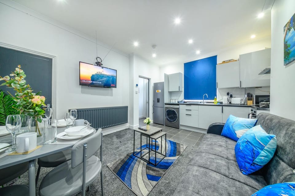 TV and multimedia, Kitchen or kitchenette, Living room, Seating area, Dining area, minibar, pet friendly, stove, toaster