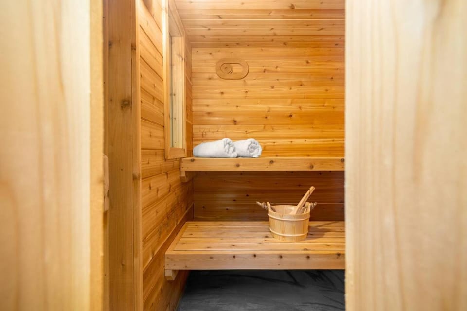 Sauna Firepit Hot Tub Hike House in Stroud Township