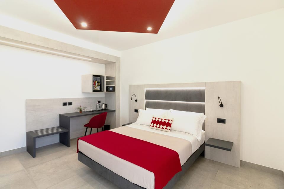Bed, Coffee/tea facilities, Photo of the whole room, Bedroom, minibar, safe