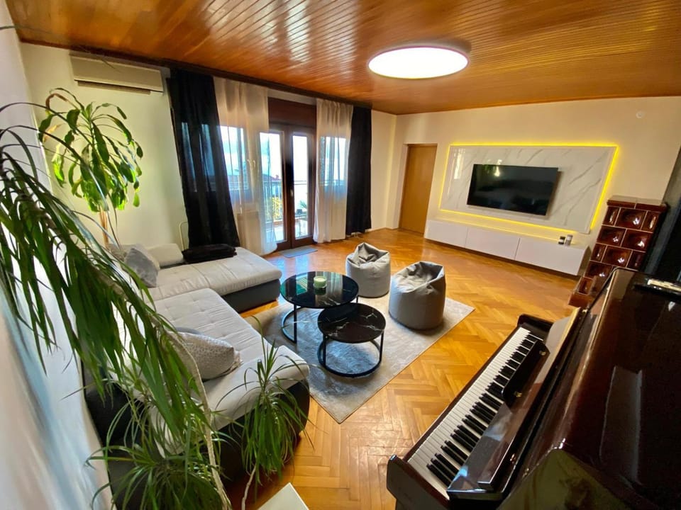 TV and multimedia, Living room, Seating area