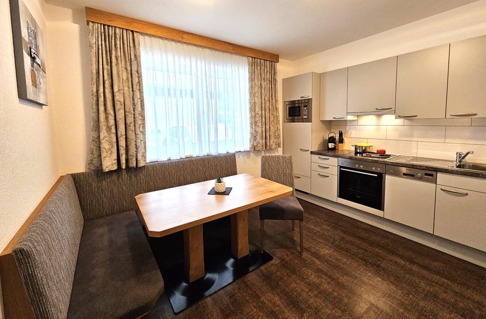 Kitchen or kitchenette, Dining area, stove