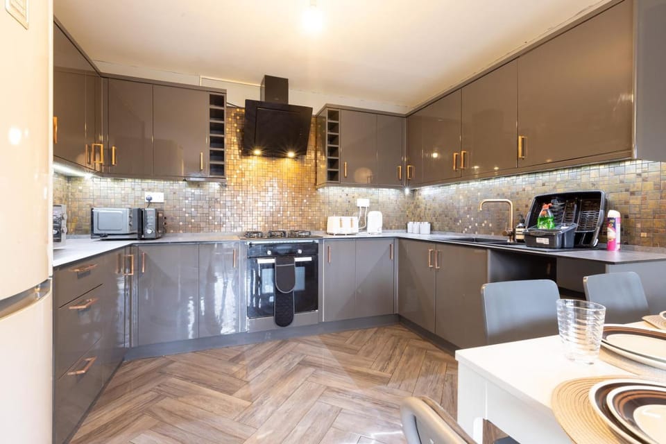 Coffee/tea facilities, Kitchen or kitchenette, dishwasher, oven, stove