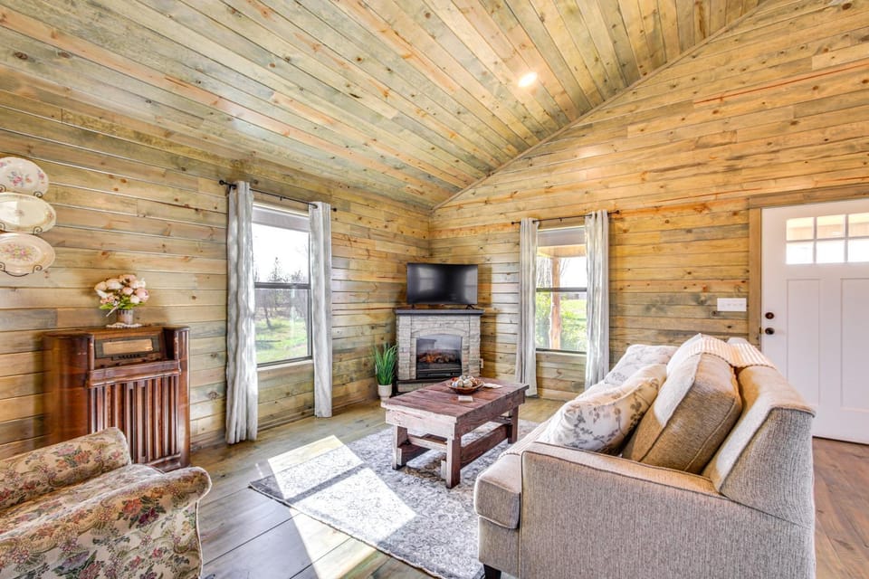 Cozy Mississippi Cabin w/ Covered Porch & Grill! Cabin in Mississippi