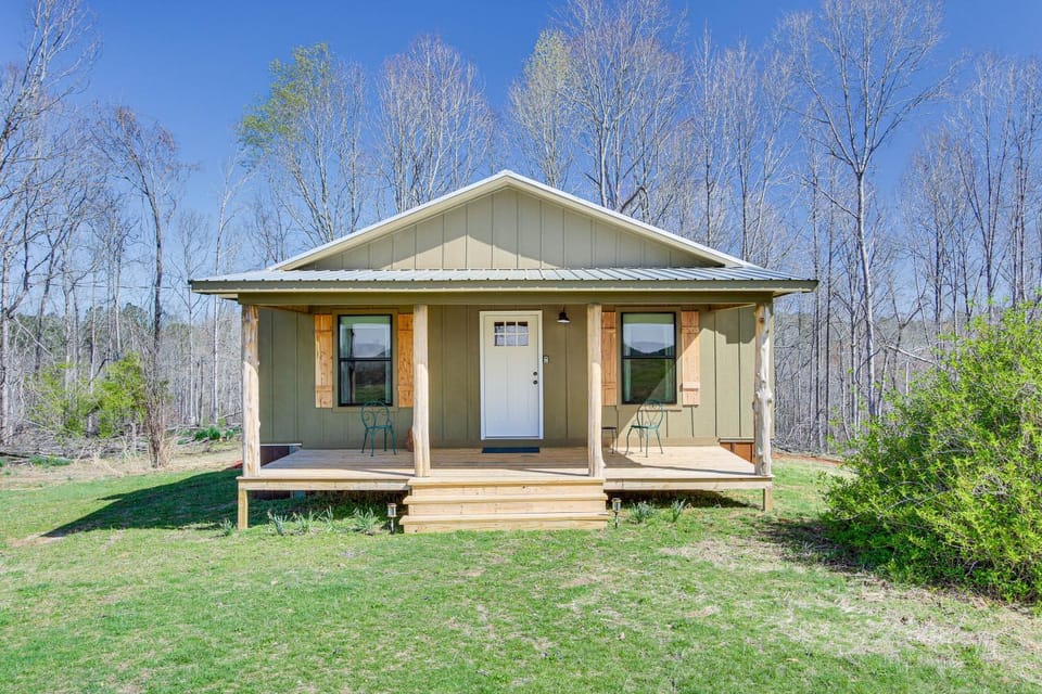 Cozy Mississippi Cabin w/ Covered Porch & Grill! Cabin in Mississippi