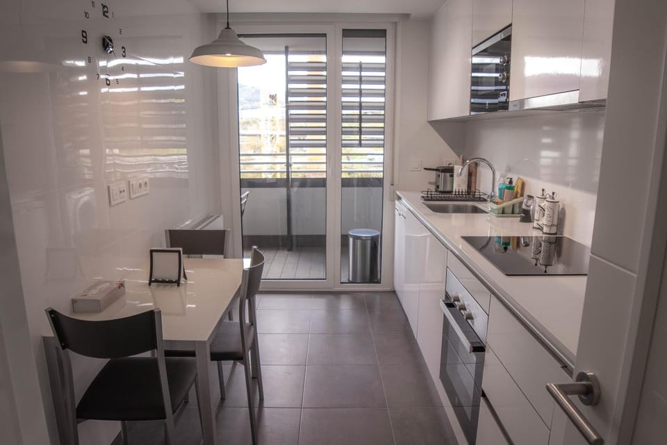 Kitchen or kitchenette, Dining area, dishwasher, minibar, pet friendly, stove