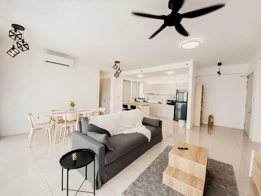 Muji Design Spacious Family 3R3B @ IOI Resort City Apartment in Putrajaya