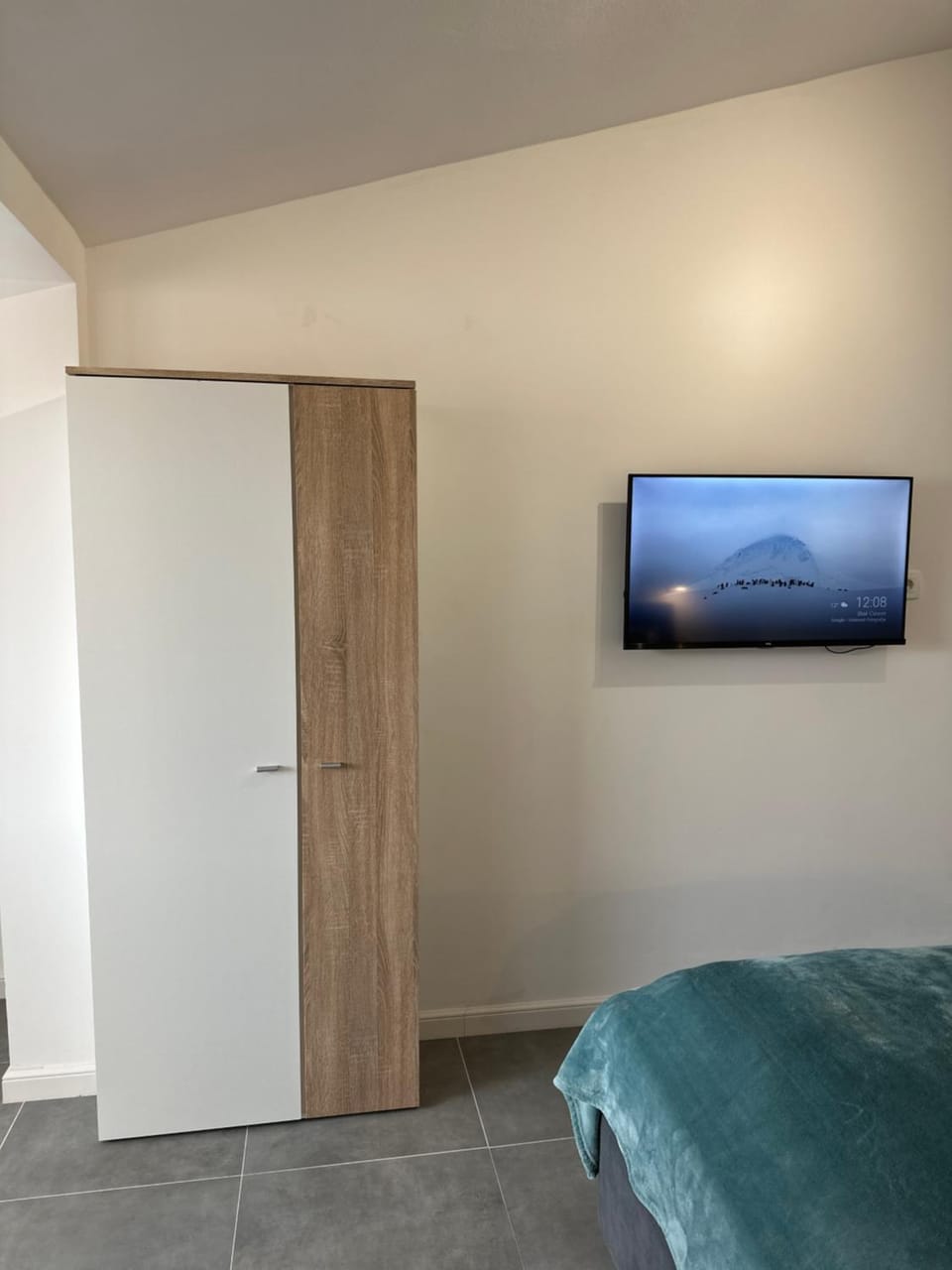 Bed, TV and multimedia, Bedroom