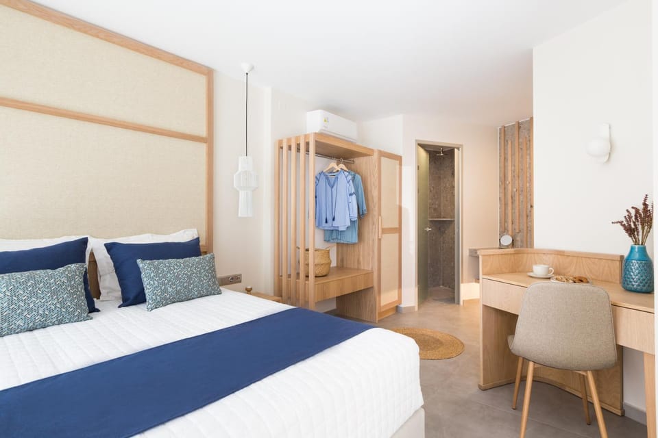 Bed, Photo of the whole room, Bedroom, hair dresser, wardrobe