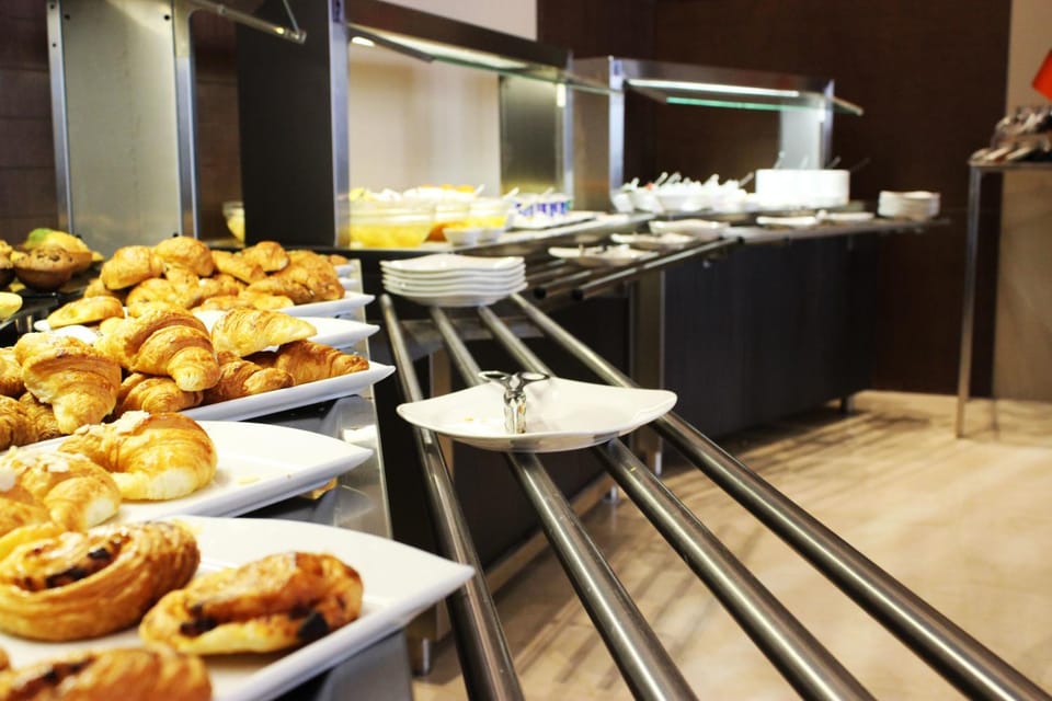 Food and drinks, Dining area, Buffet breakfast