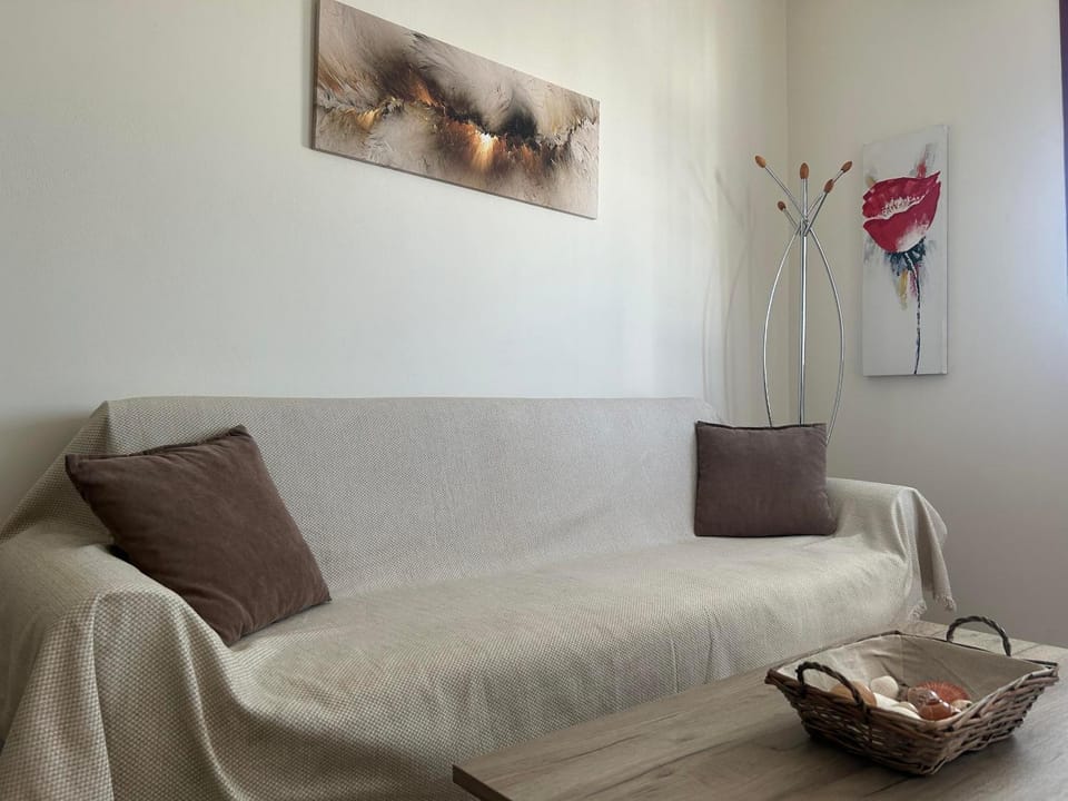 Living room, Photo of the whole room, Seating area